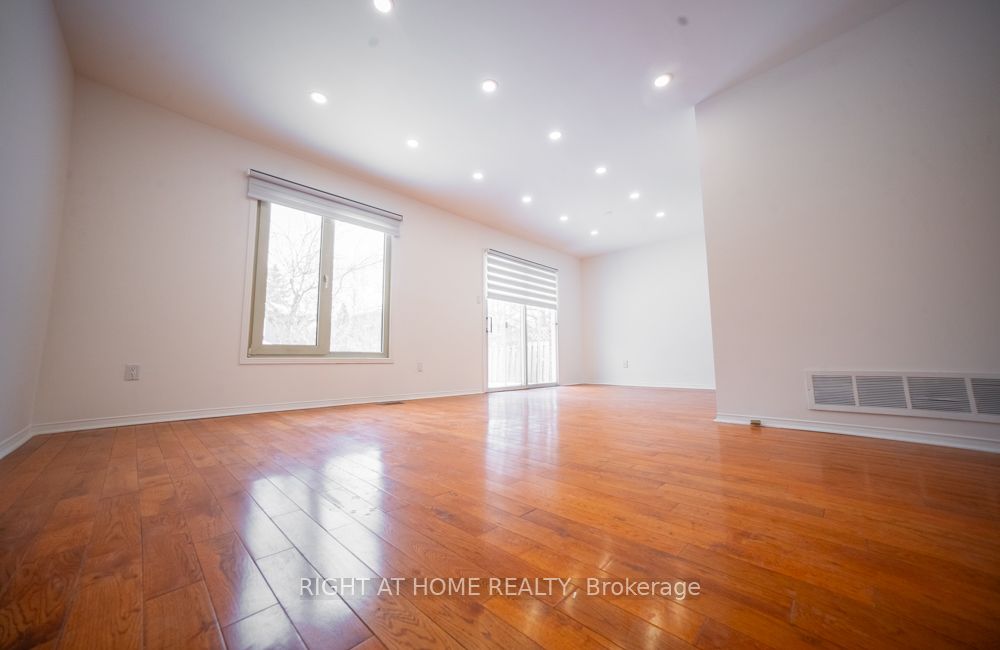 3932 Rushton Crescent Property Photo 5