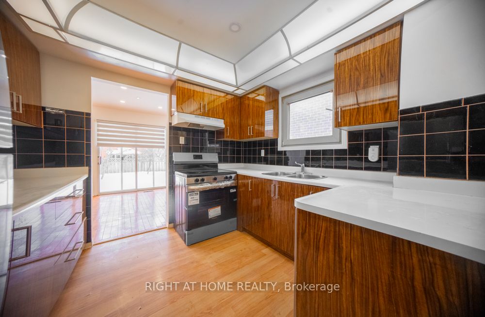 3932 Rushton Crescent Property Photo 7