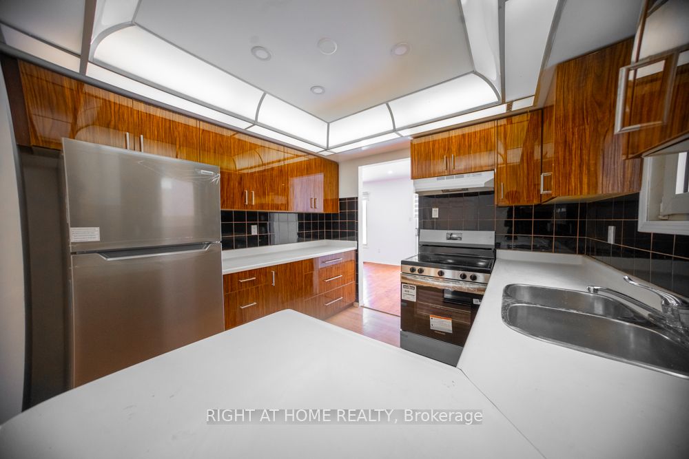 3932 Rushton Crescent Property Photo 9