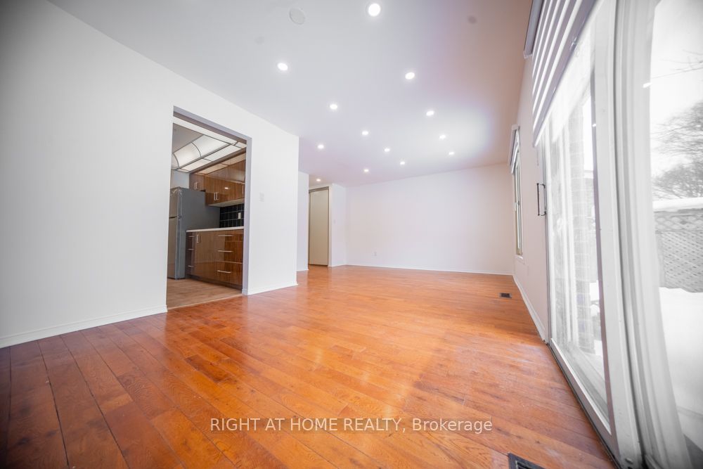 3932 Rushton Crescent Property Photo 11