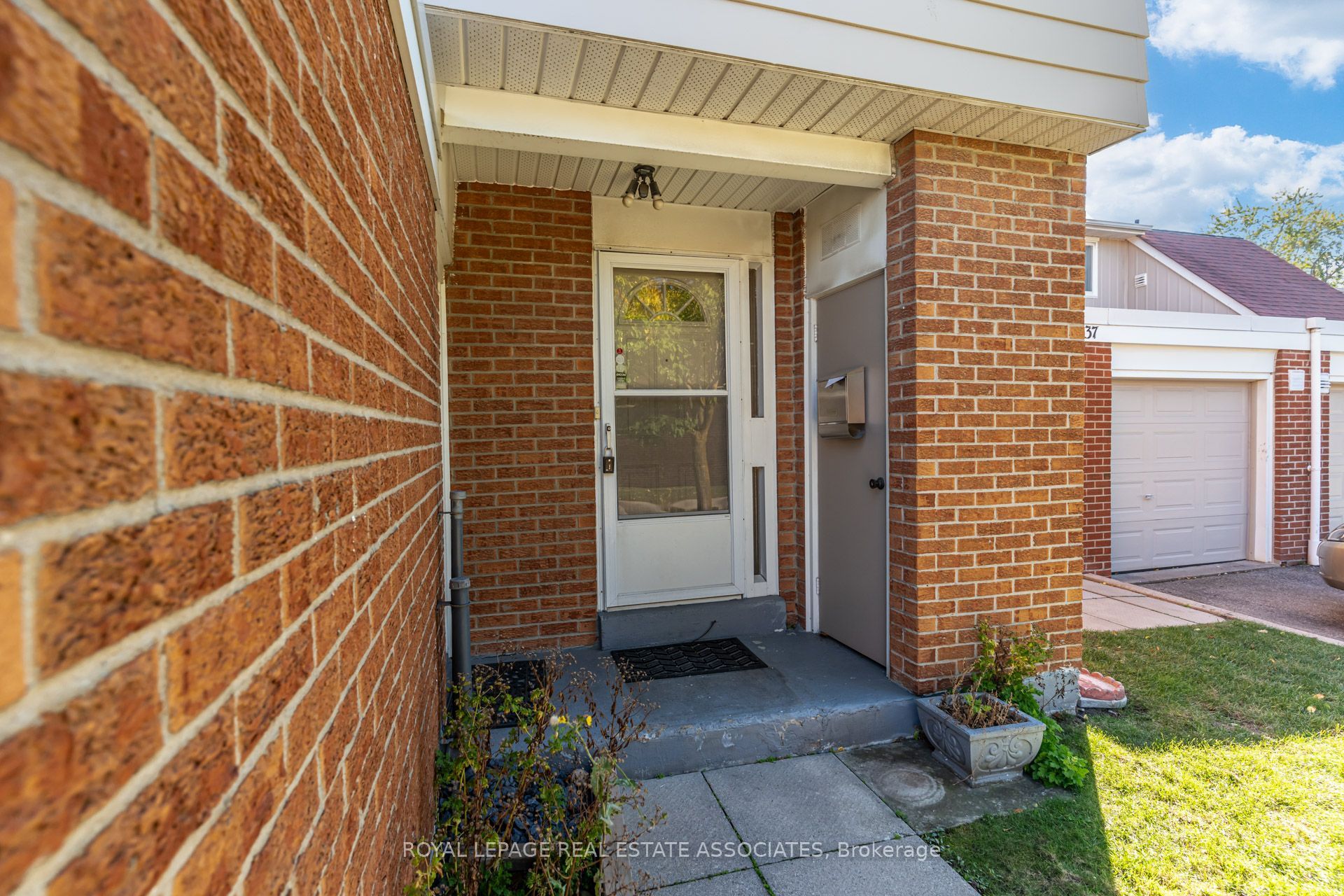 215 Mississauga Valley Boulevard Property Photo 3