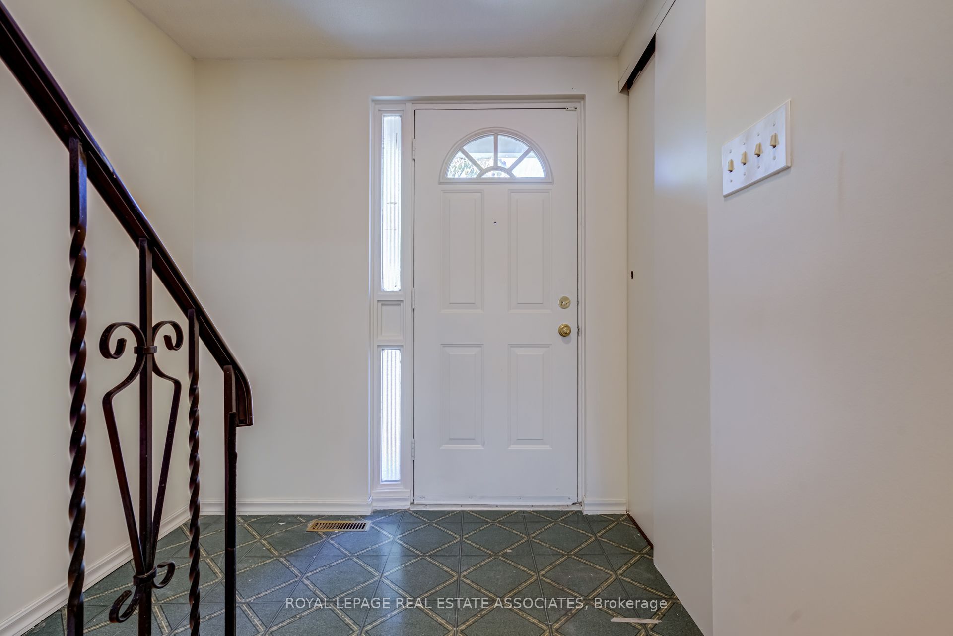 215 Mississauga Valley Boulevard Property Photo 4