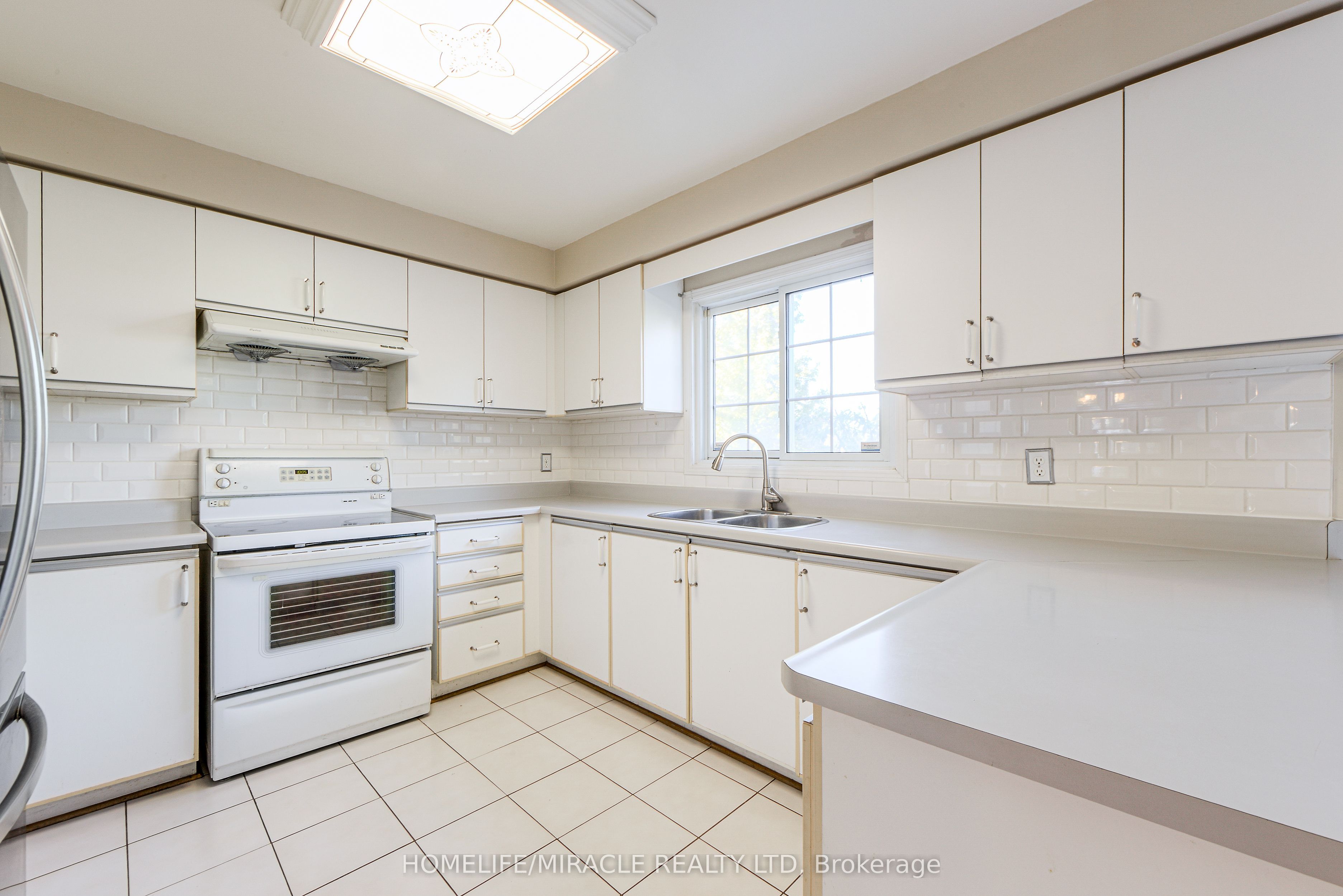 W14099852 Property Photo 37