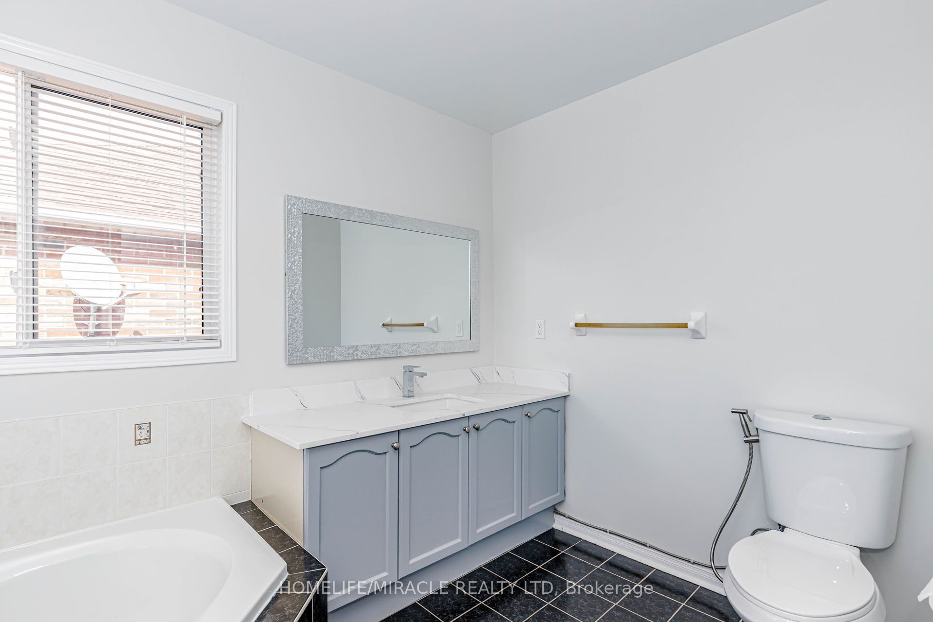 955 Bristol Road W Property Photo 32