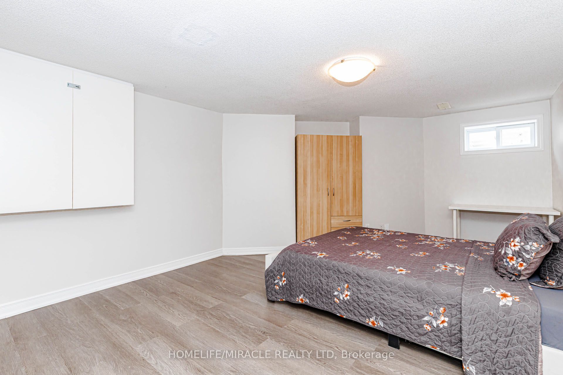 955 Bristol Road W Property Photo 43