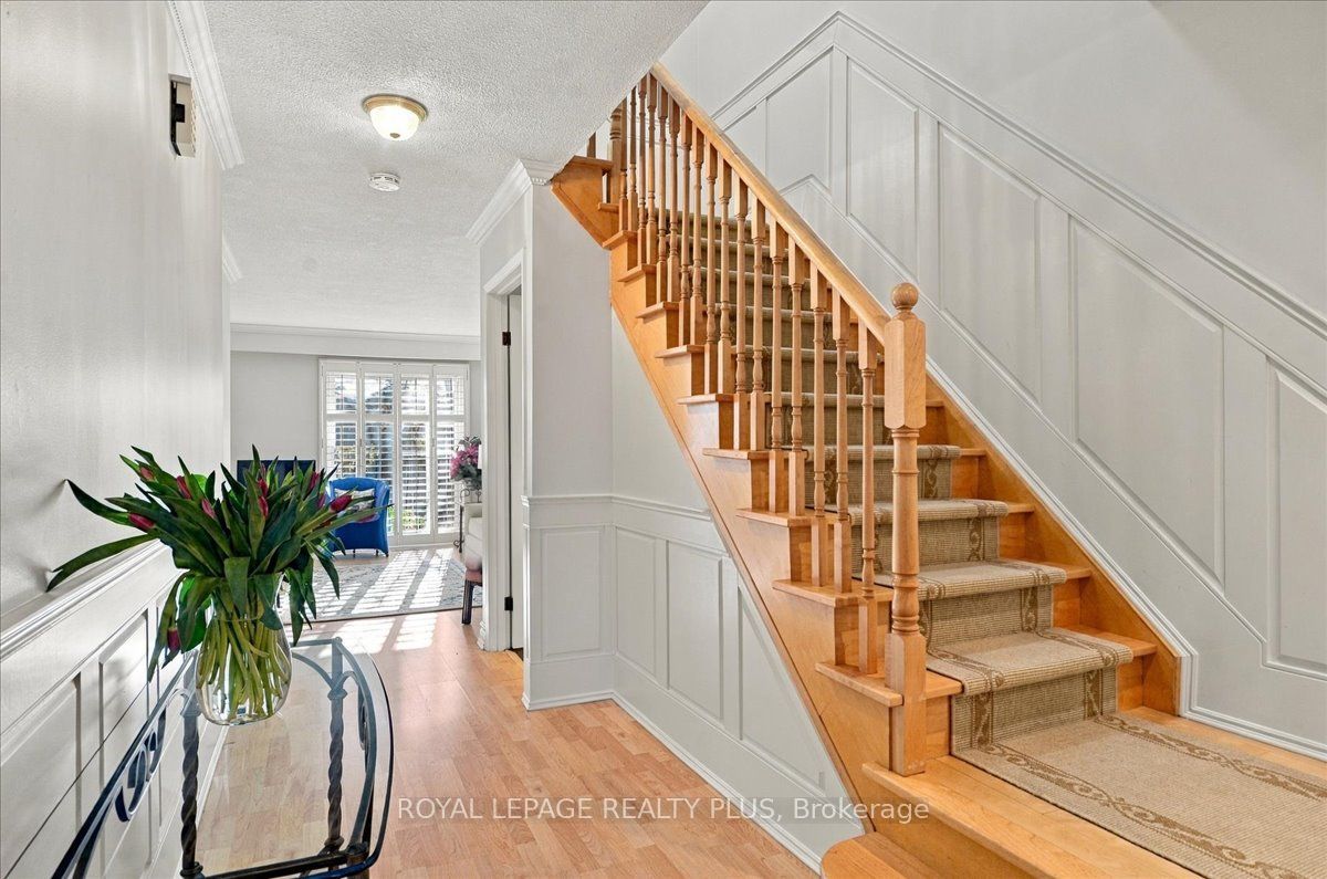 1951 Rathburn Road E 4 Property Photo 5