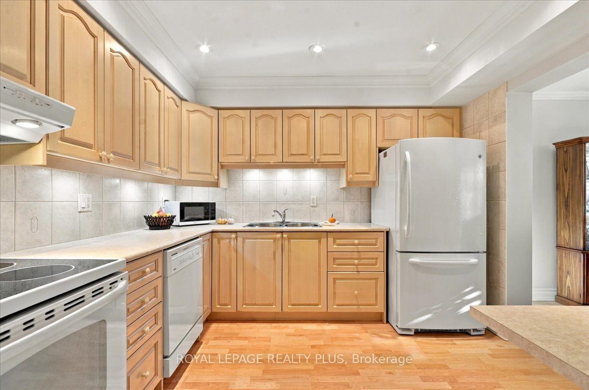 1951 Rathburn Road E 4 Property Photo 12