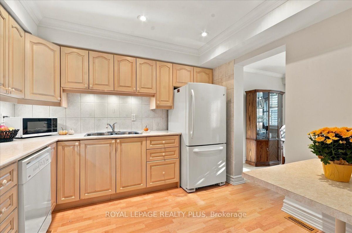 1951 Rathburn Road E 4 Property Photo 13