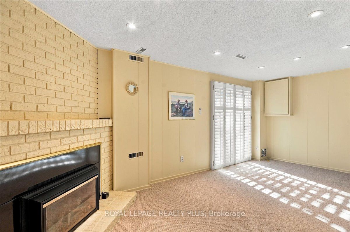 1951 Rathburn Road E 4 Property Photo 32