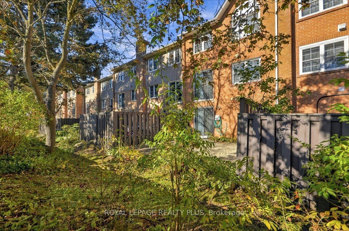 1951 Rathburn Road E 4 Property Photo 37