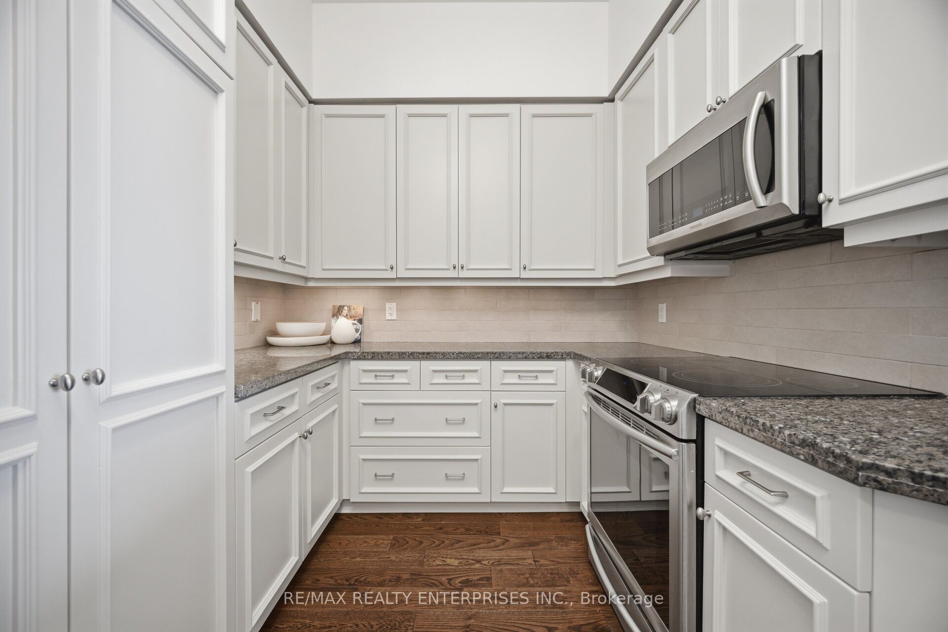 2855 Bloor Street W 103 Property Photo 6