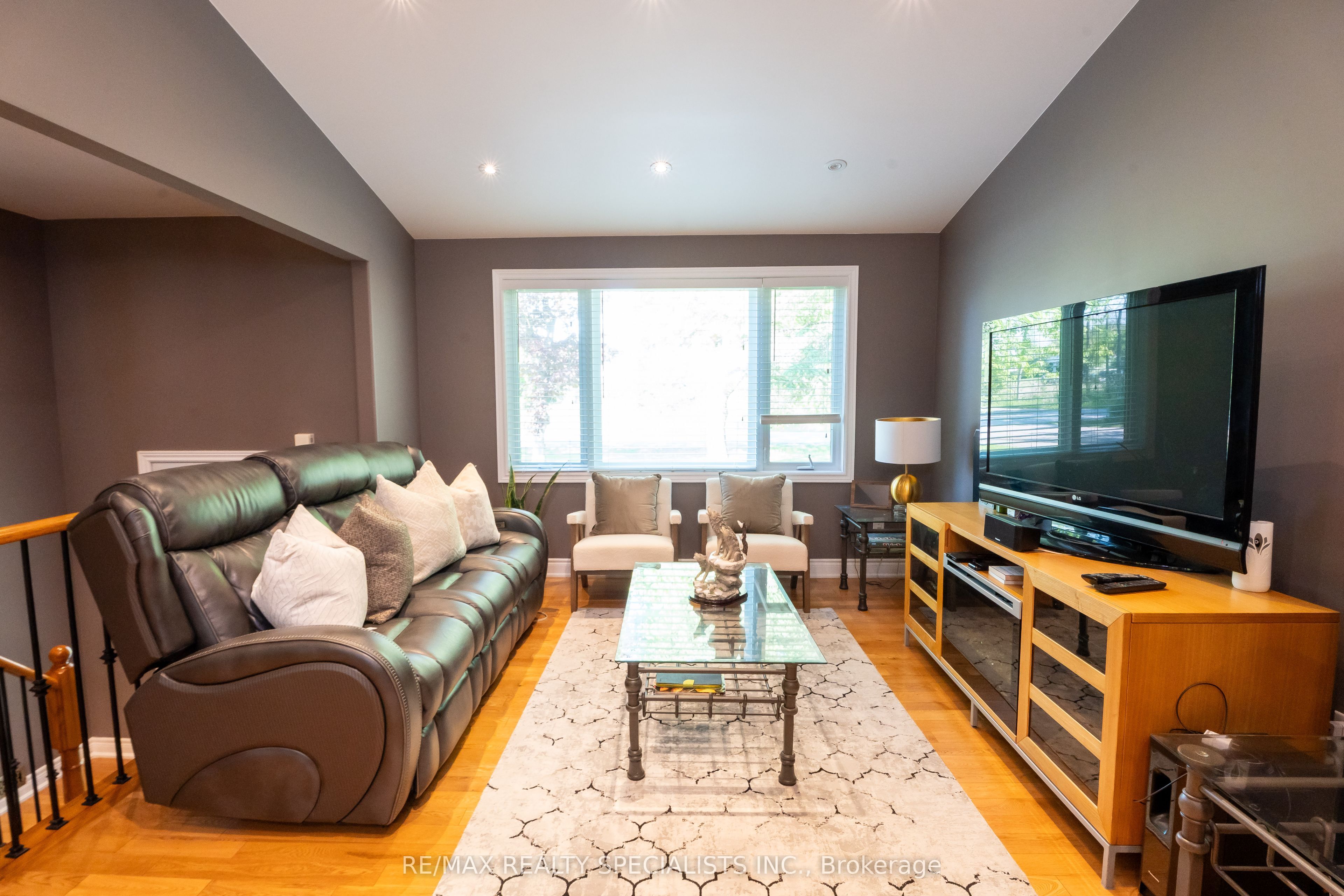 10642 Sixth Line Property Photo 6