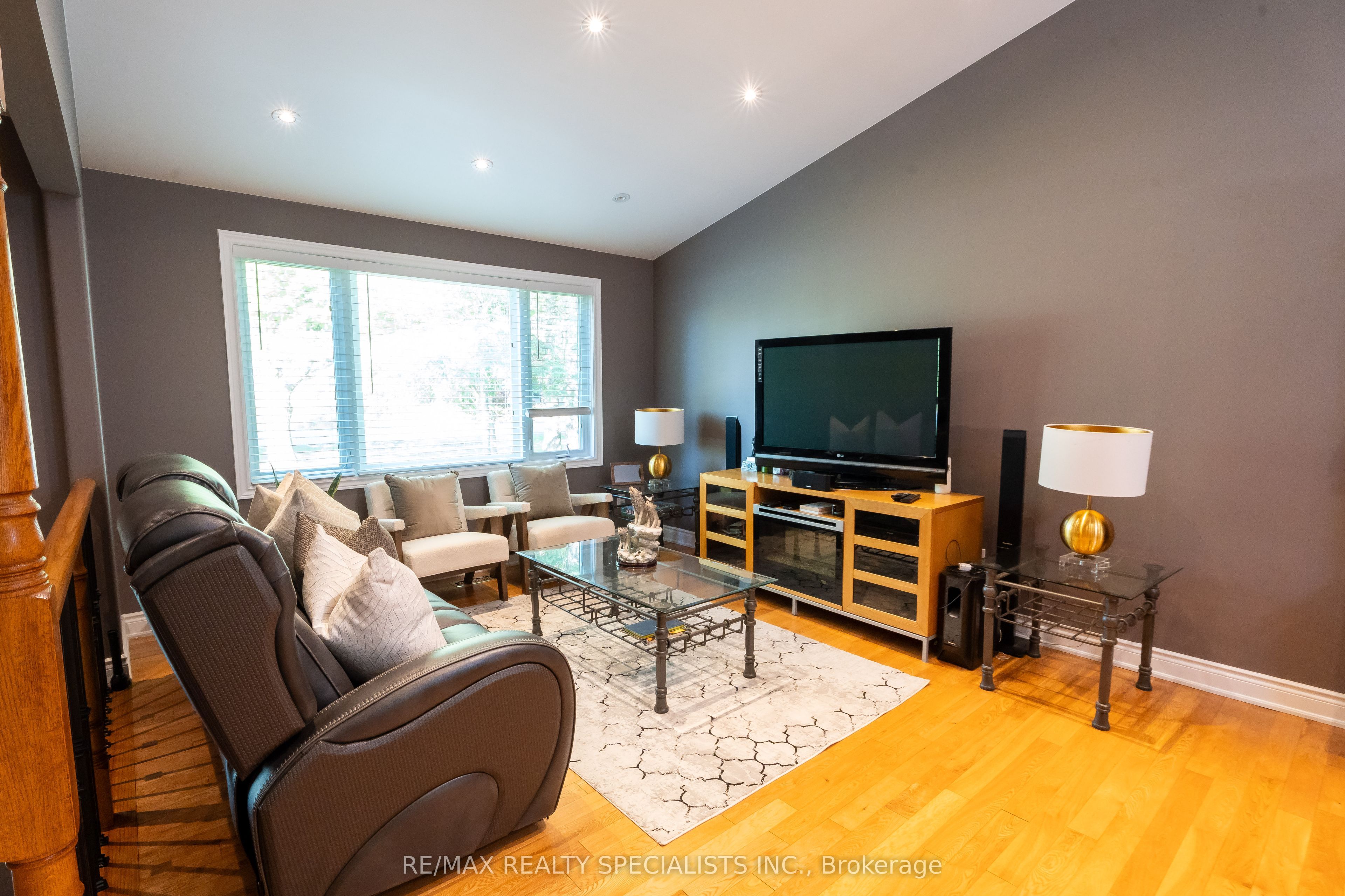10642 Sixth Line Property Photo 7