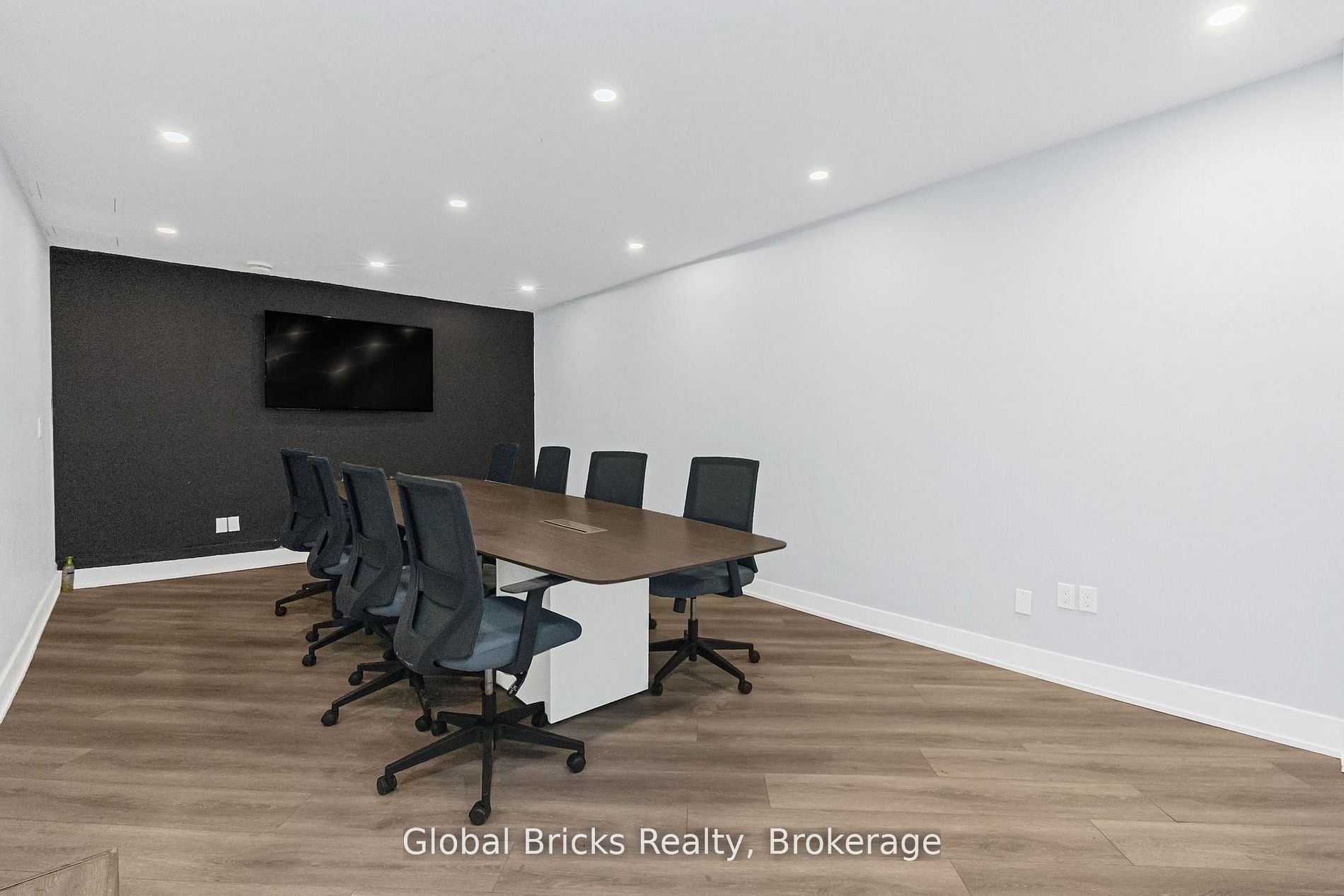 49 Burnhamthorpe Road E Property Photo 12