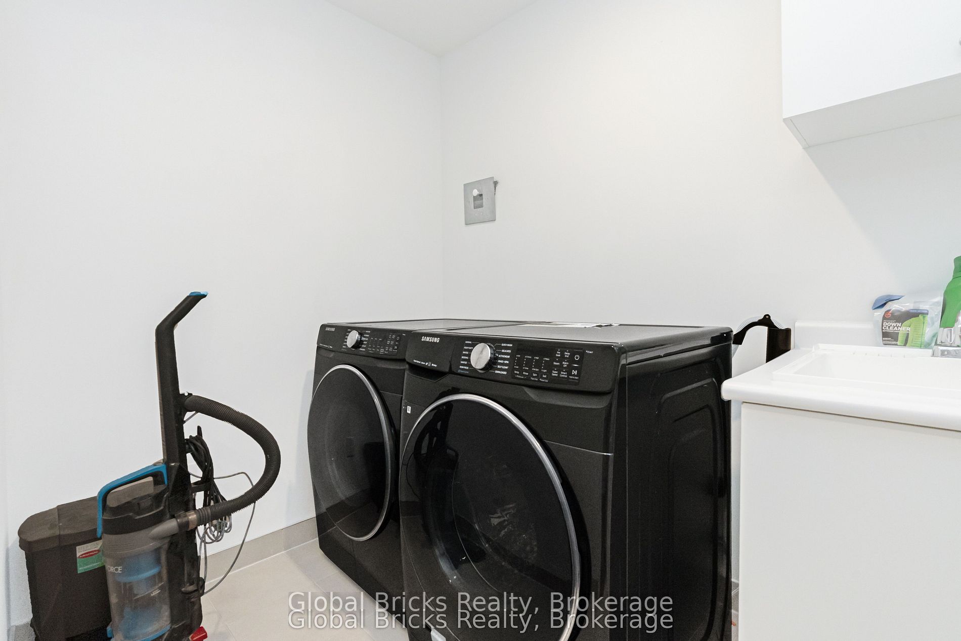 49 Burnhamthorpe Road E Property Photo 28