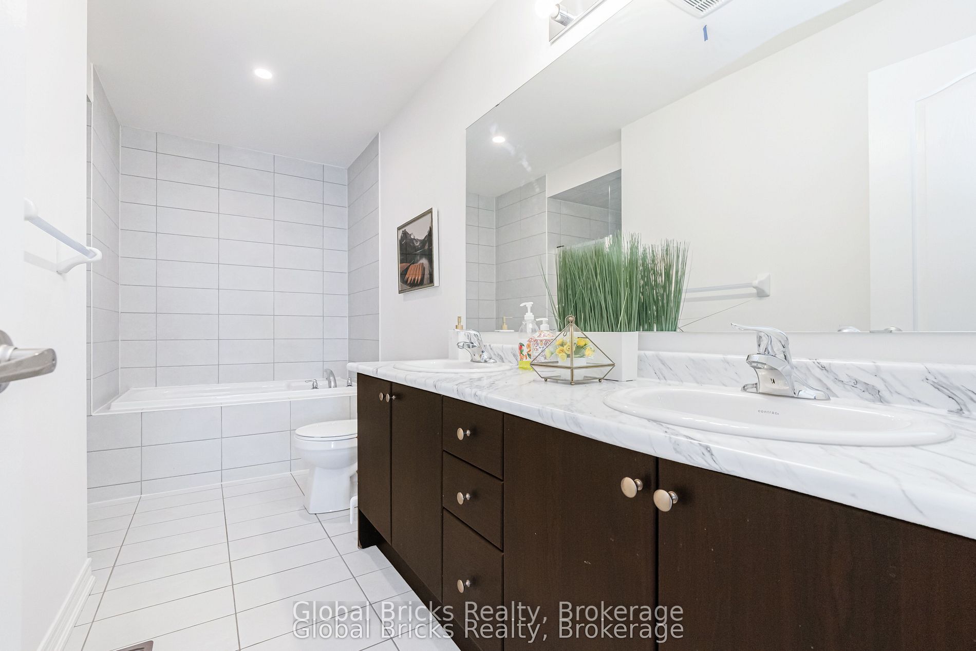 49 Burnhamthorpe Road E Property Photo 42