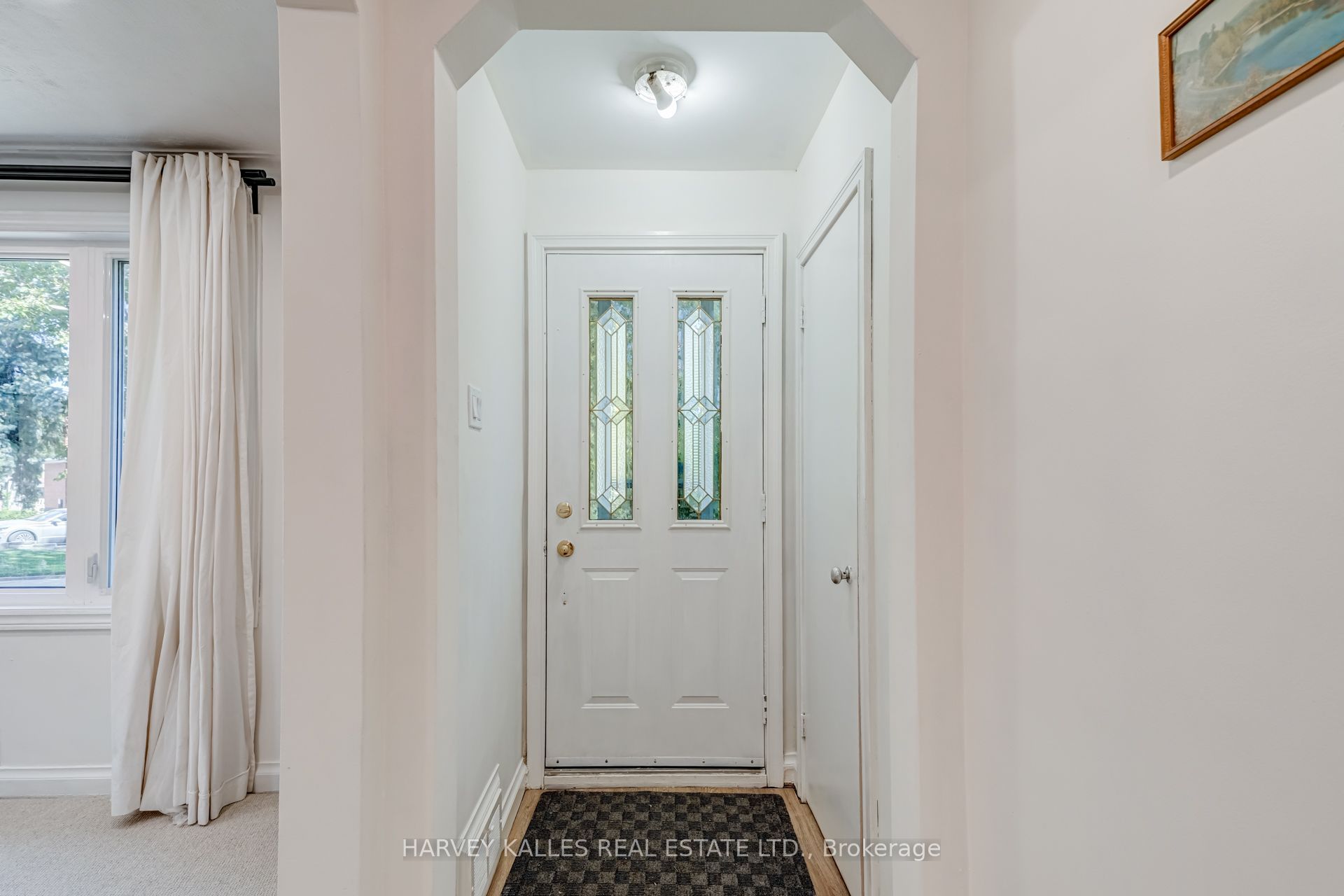 8 Crown Court Property Photo 2