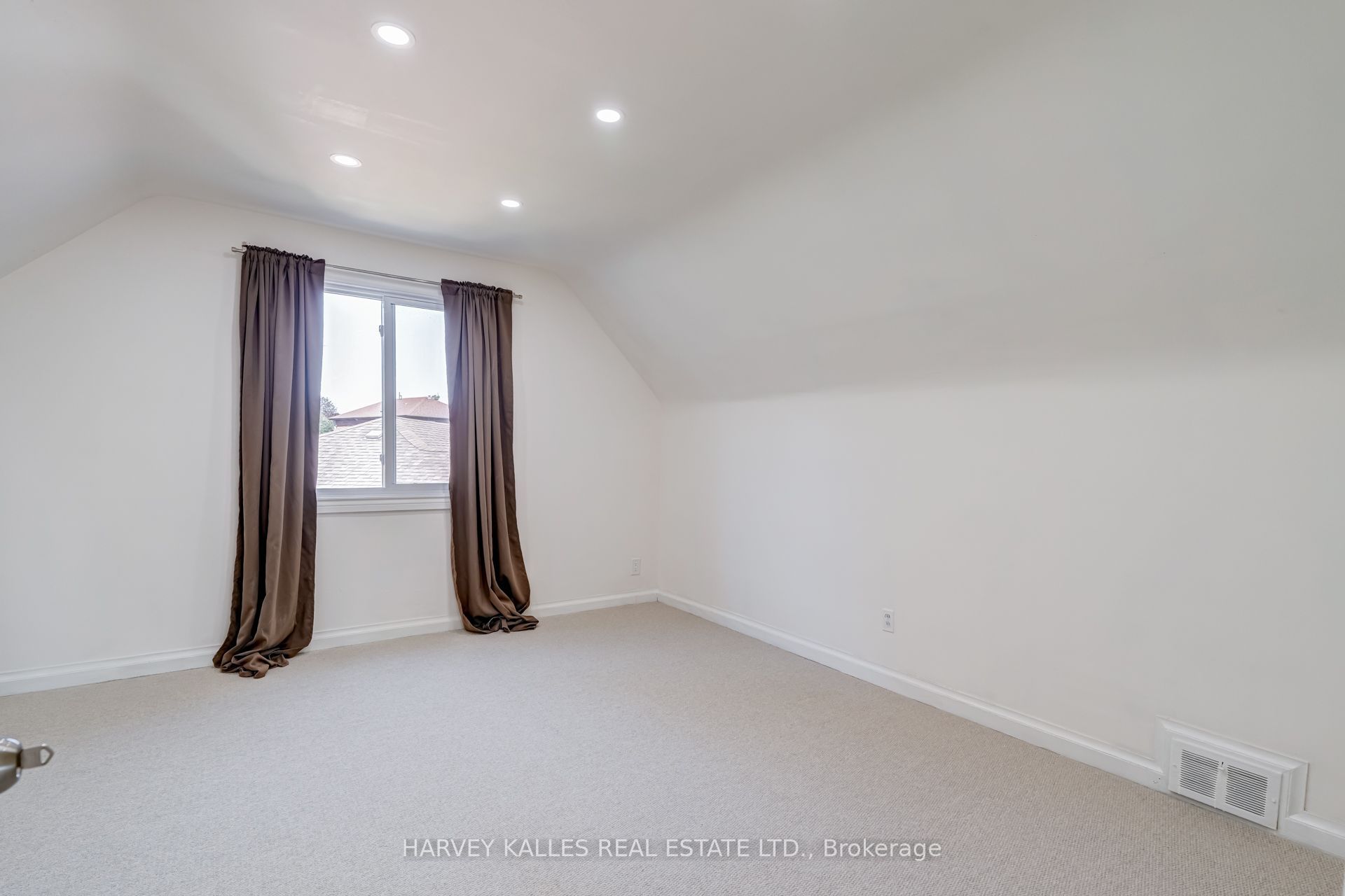 8 Crown Court Property Photo 12