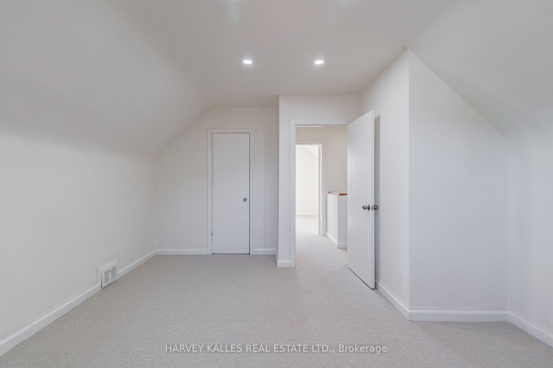 8 Crown Court Property Photo 13