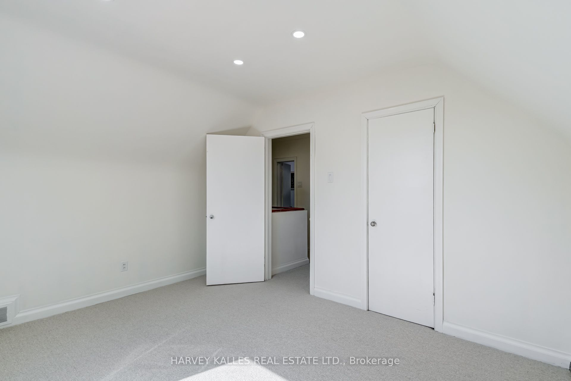 8 Crown Court Property Photo 15