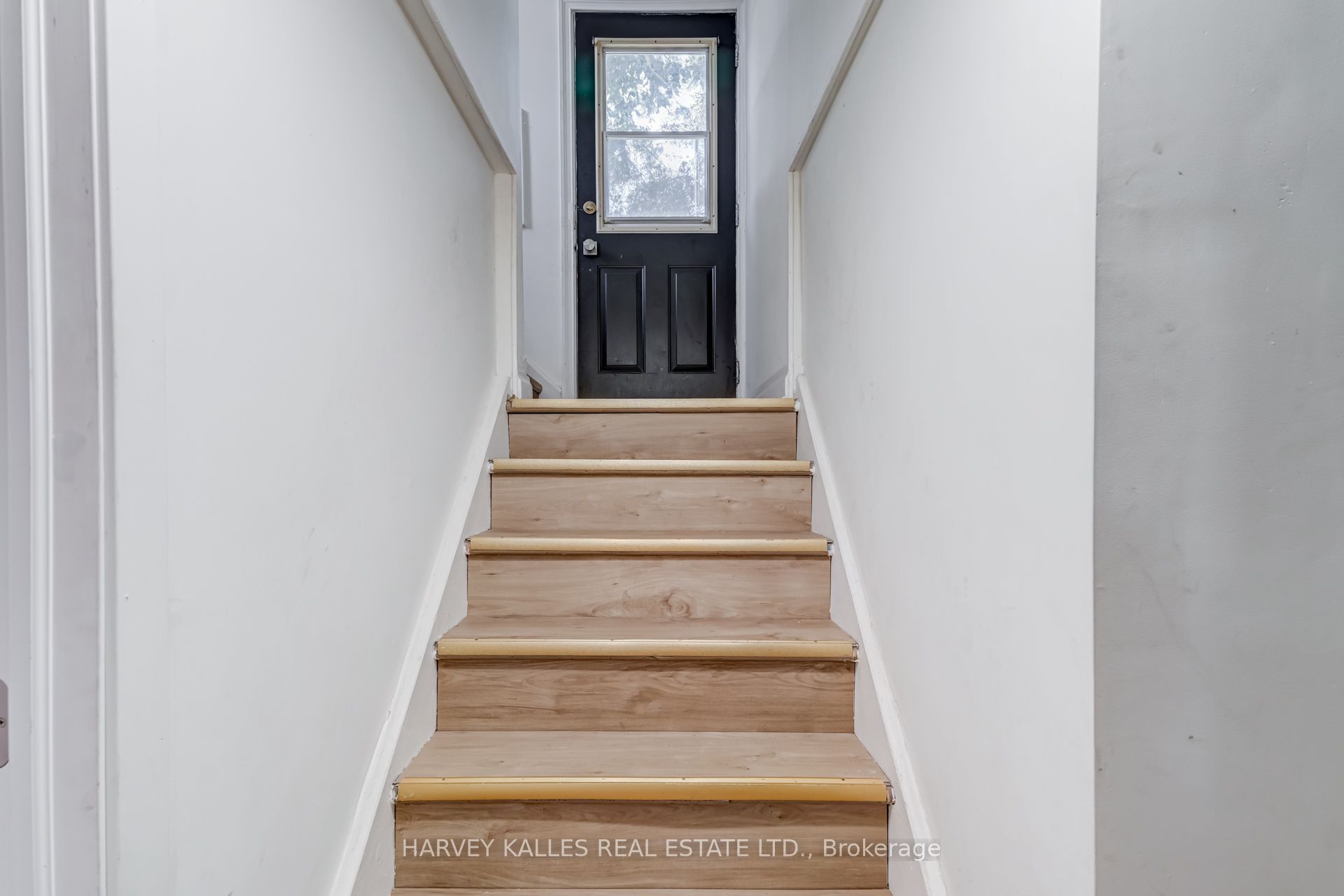 8 Crown Court Property Photo 17