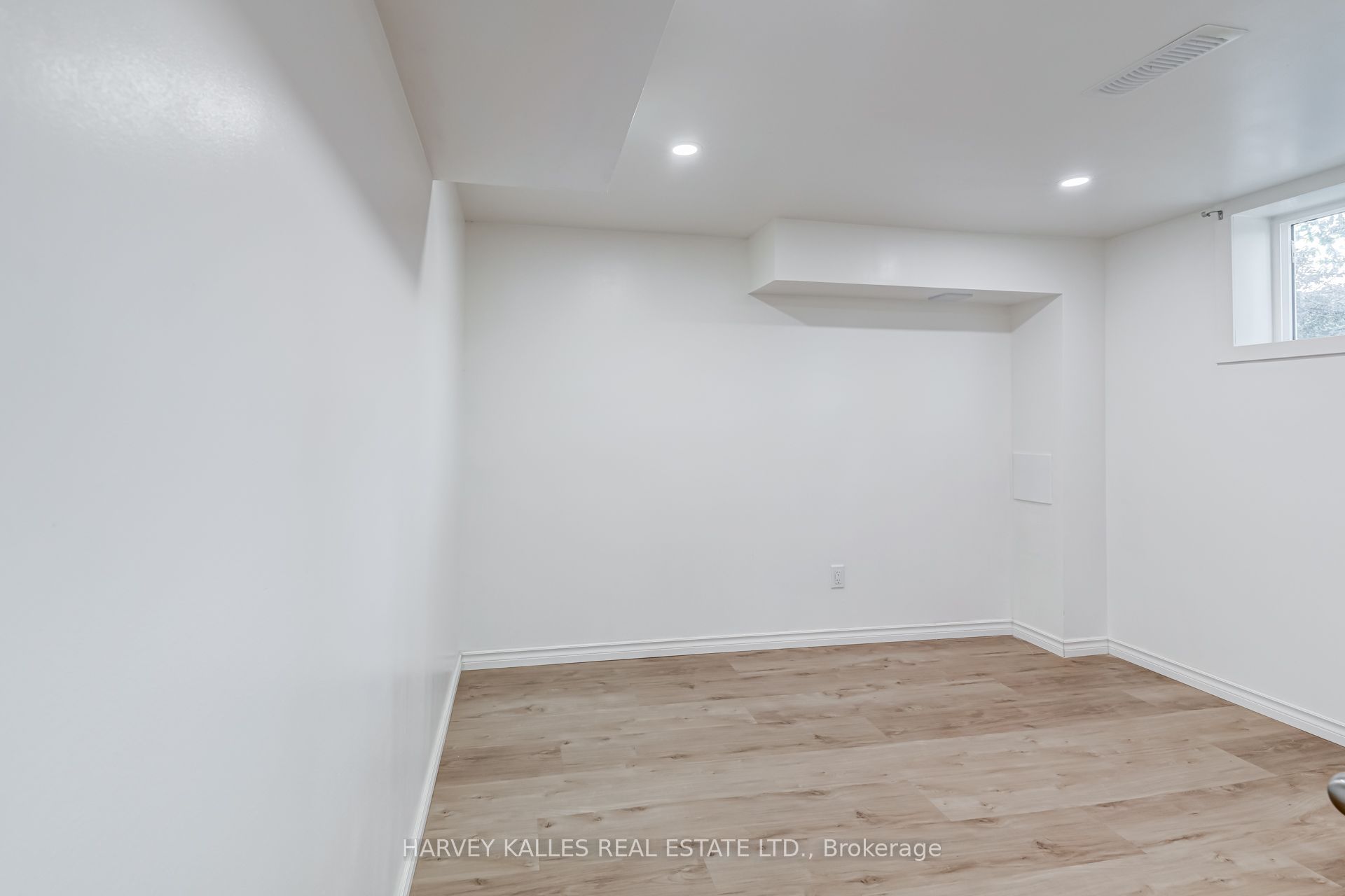 8 Crown Court Property Photo 18