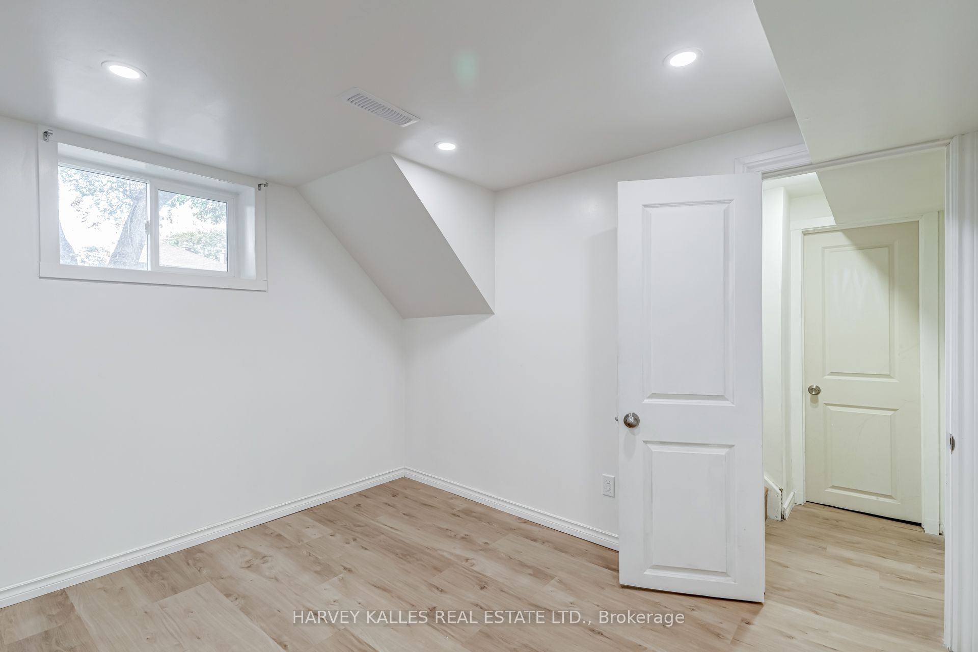 8 Crown Court Property Photo 19