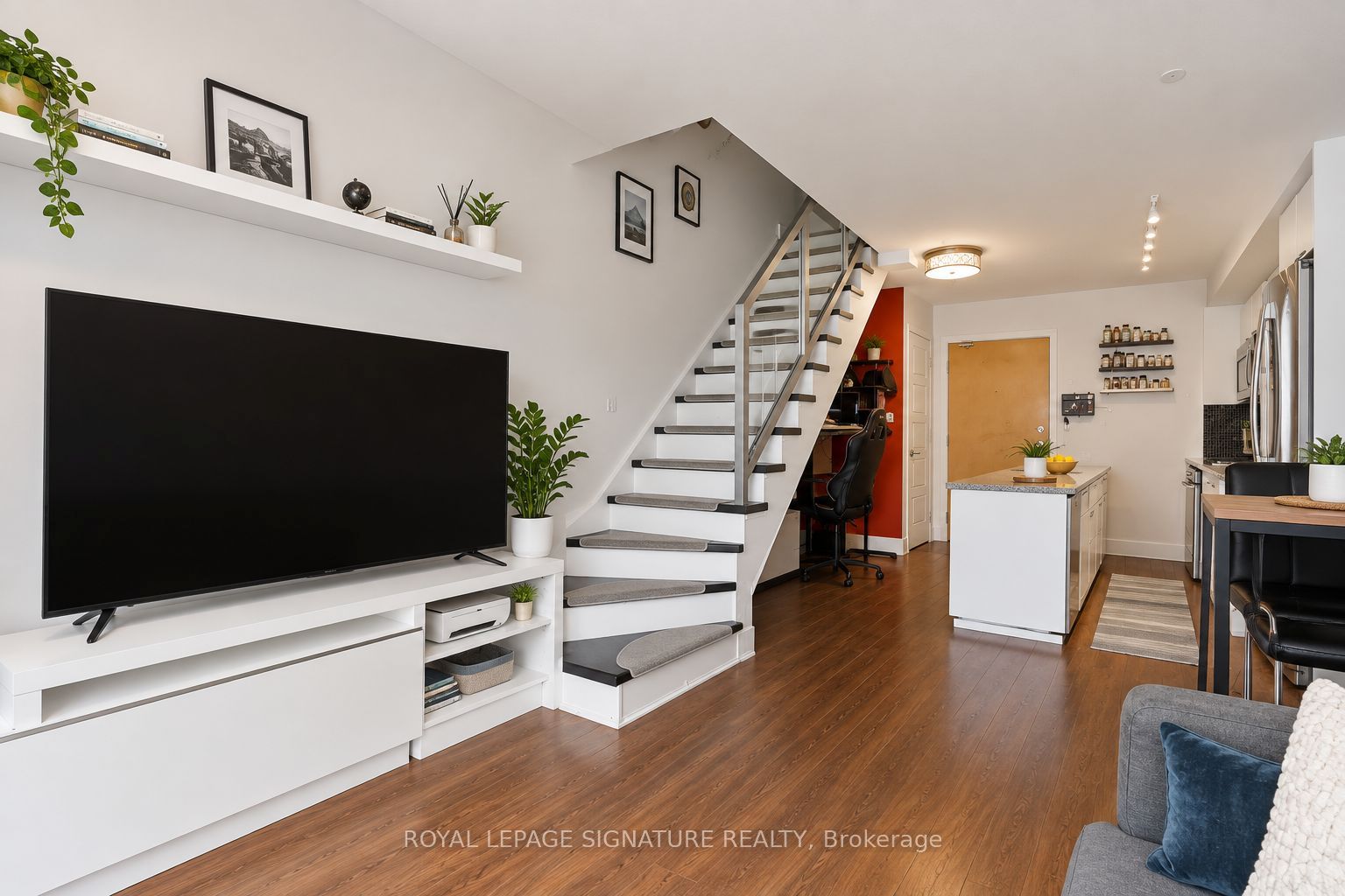 1040 The Queensway 917 Property Photo 4