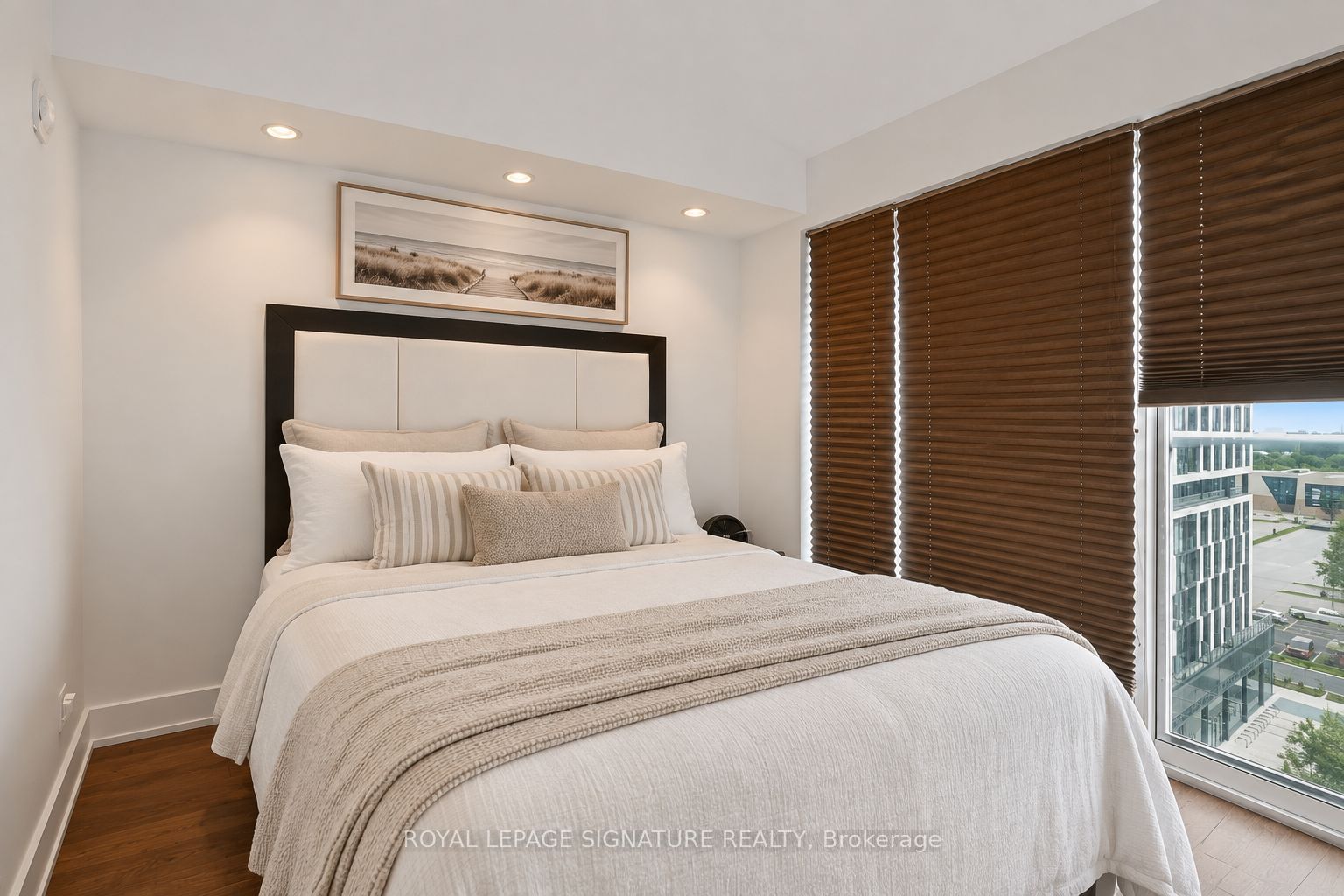 1040 The Queensway 917 Property Photo 8