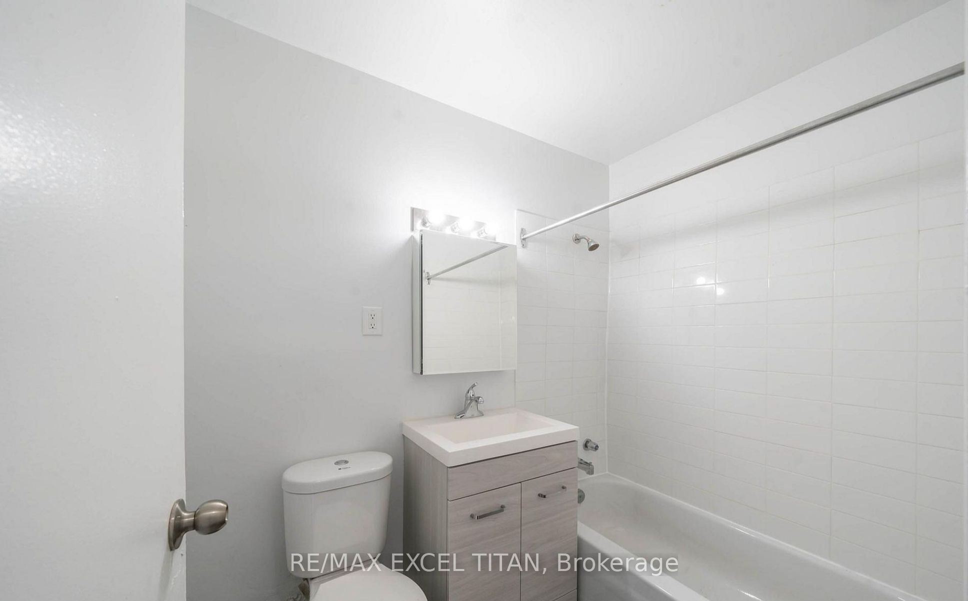 2505 Eglinton Avenue W G4 Property Photo 5