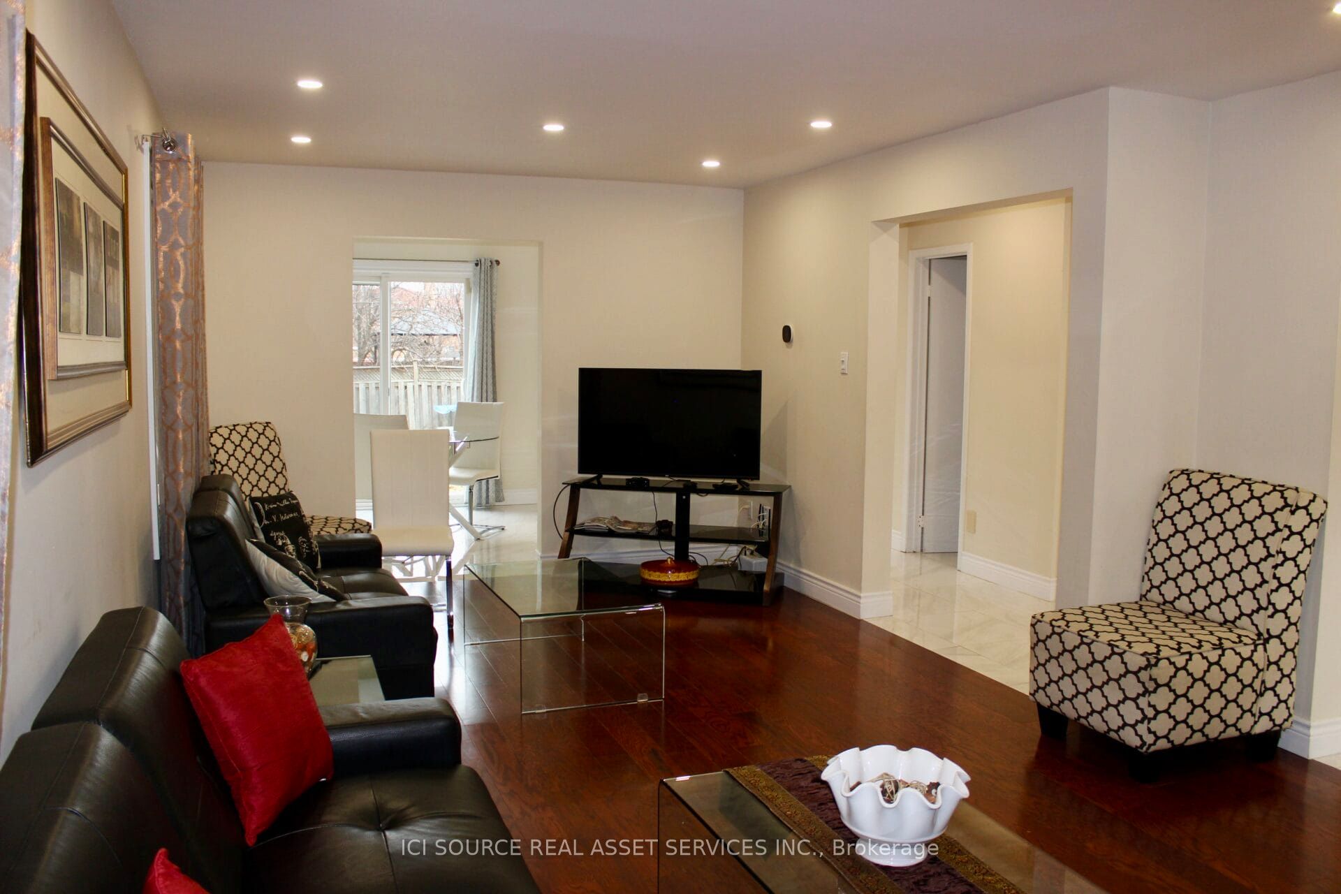 5164 Palomar Crescent Upper Property Photo 3