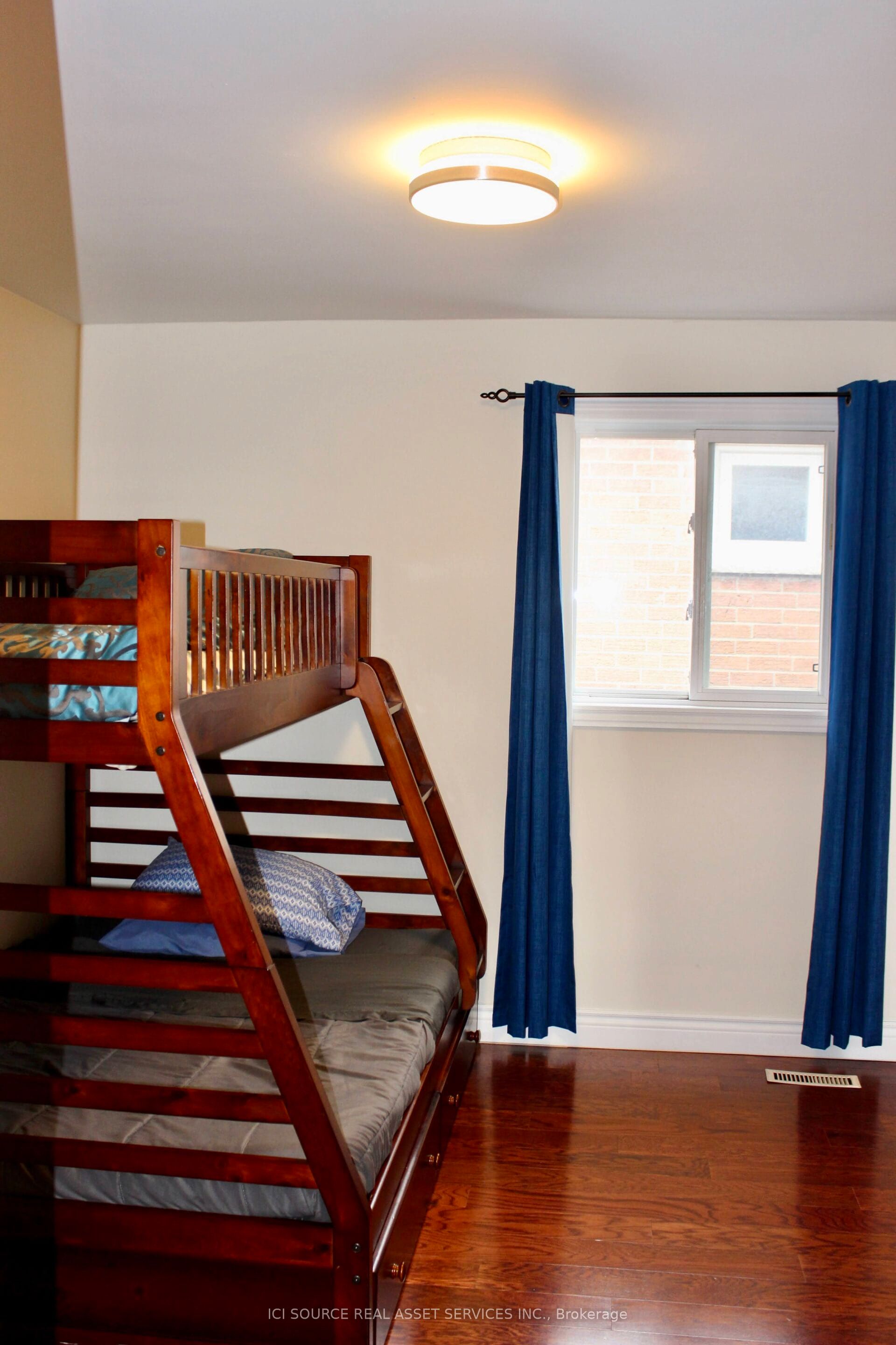 5164 Palomar Crescent Upper Property Photo 4