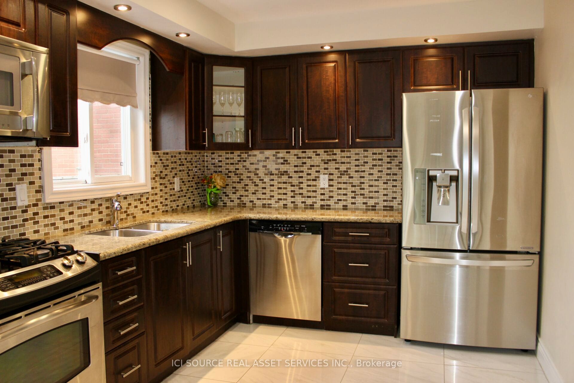 5164 Palomar Crescent Upper Property Photo 10