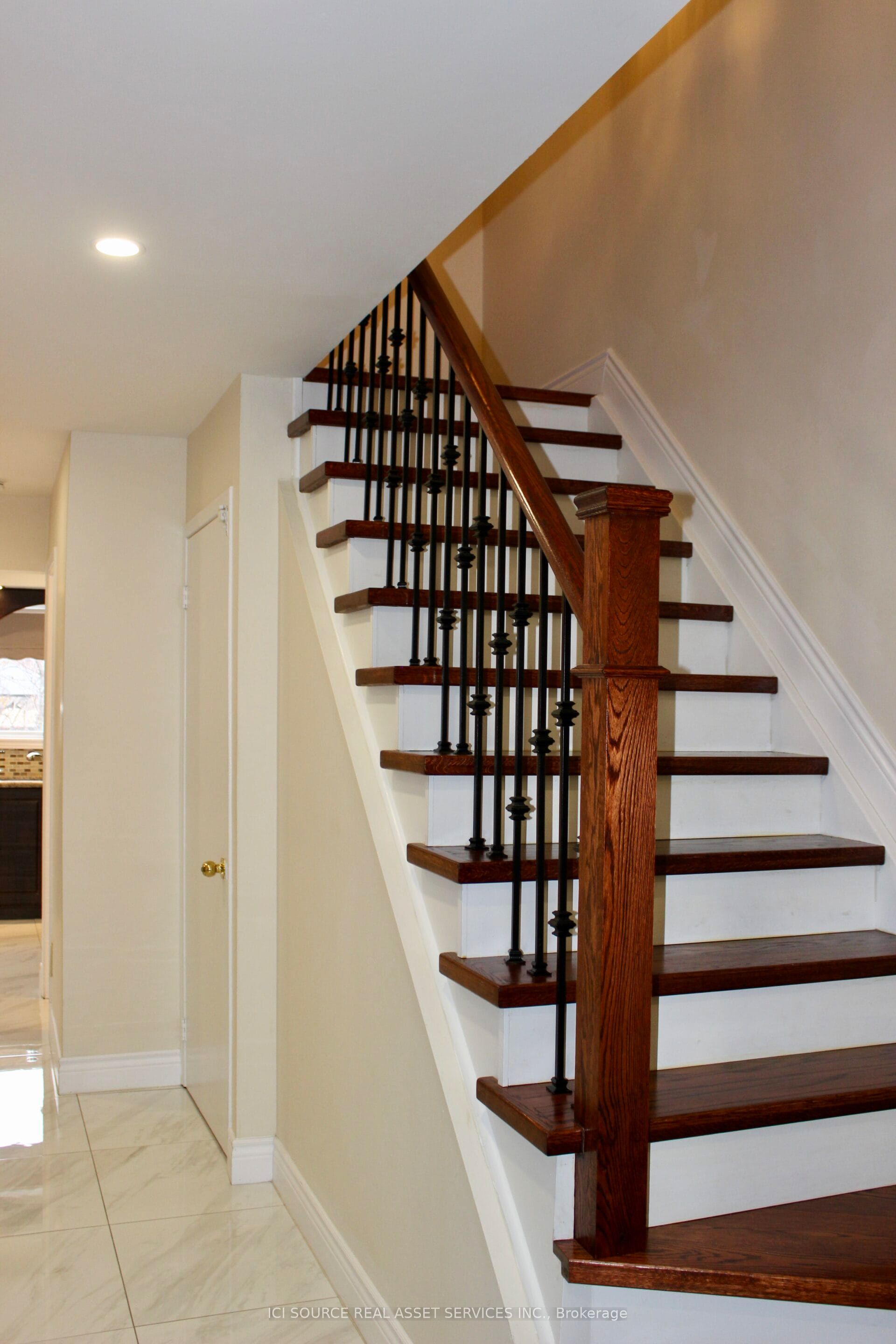 5164 Palomar Crescent Upper Property Photo 12