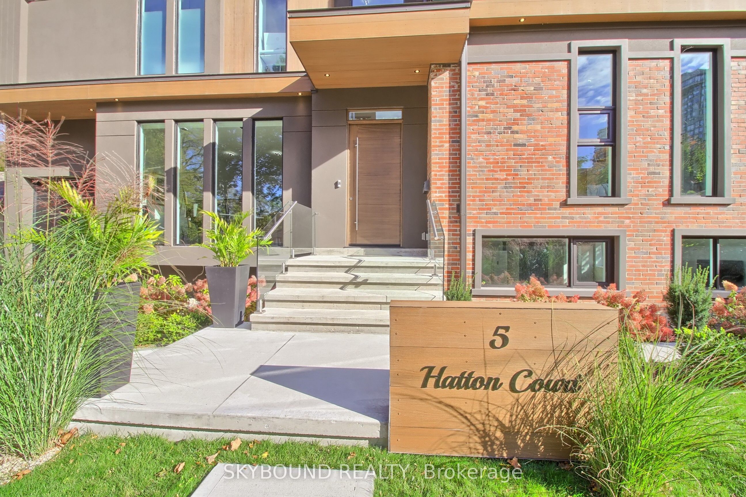 5 Hatton Court Property Photo 2