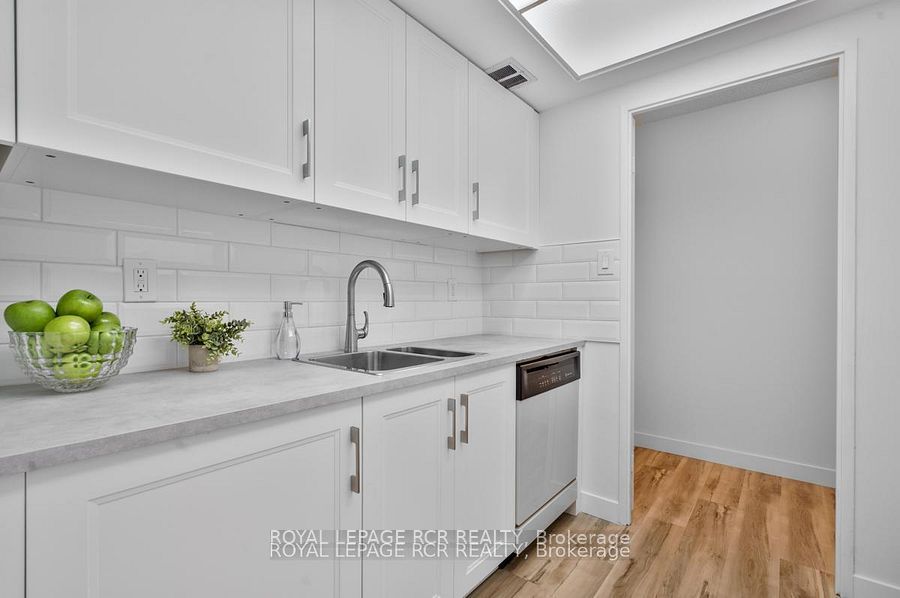 1535 Lakeshore Road E 205 Property Photo 6