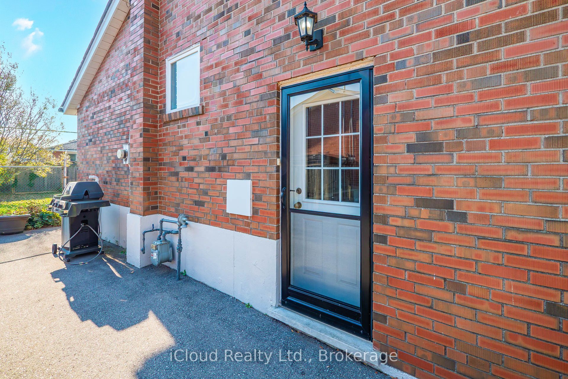 282 Kent Crescent Property Photo 10