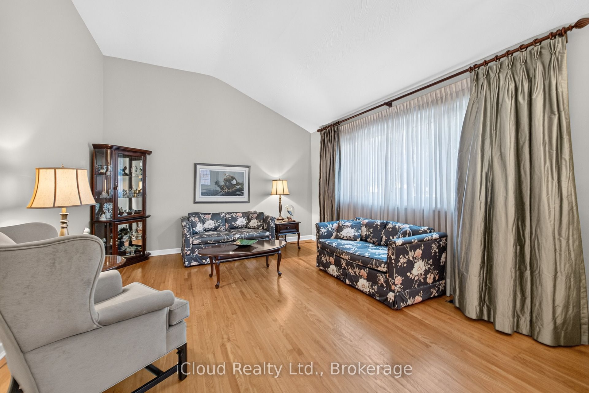 282 Kent Crescent Property Photo 16