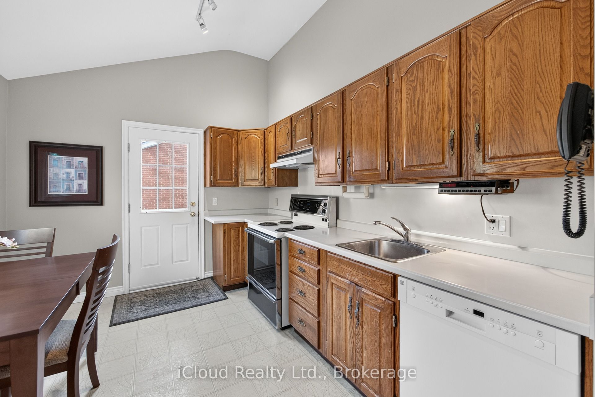 282 Kent Crescent Property Photo 20