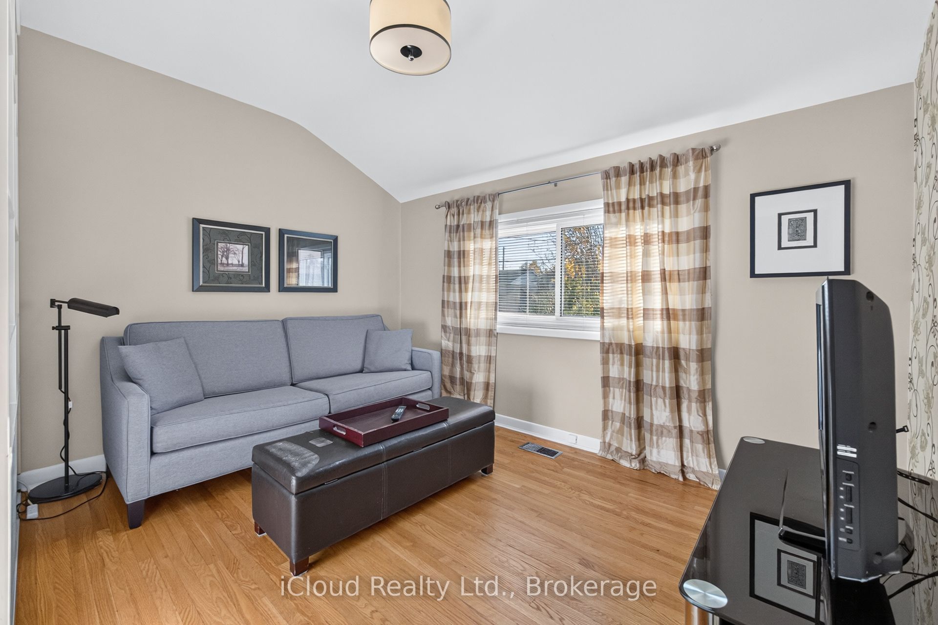 282 Kent Crescent Property Photo 31
