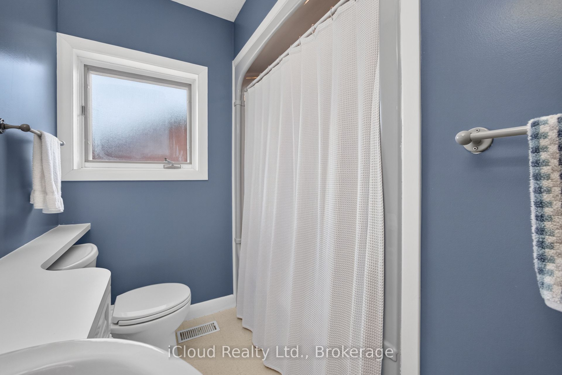 282 Kent Crescent Property Photo 34