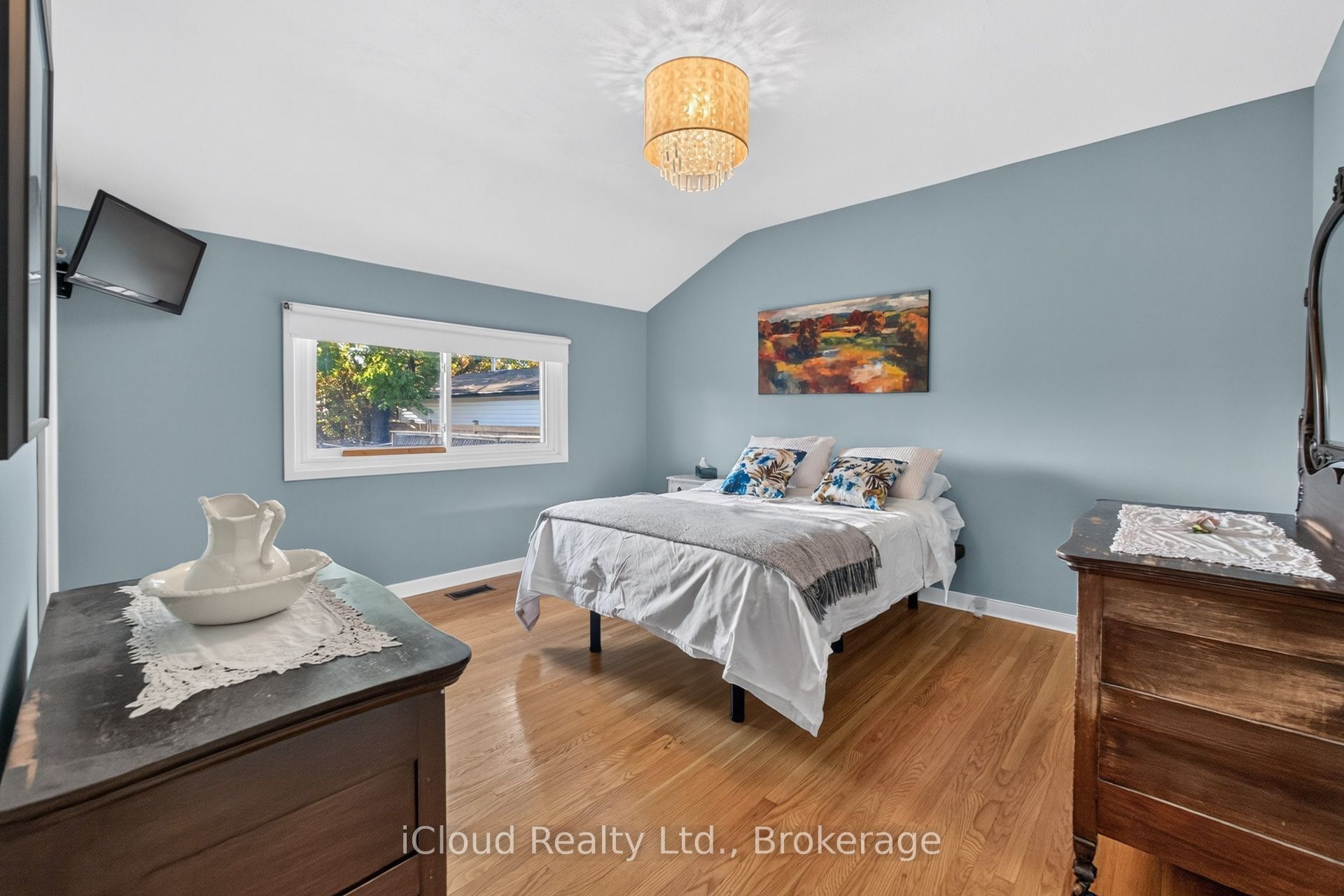 282 Kent Crescent Property Photo 35