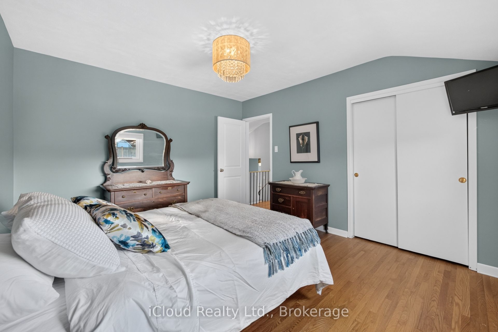 282 Kent Crescent Property Photo 38