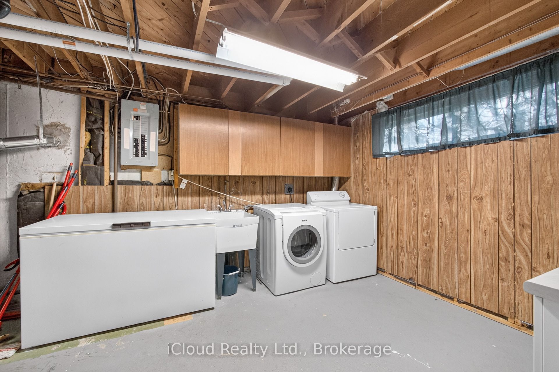 282 Kent Crescent Property Photo 43