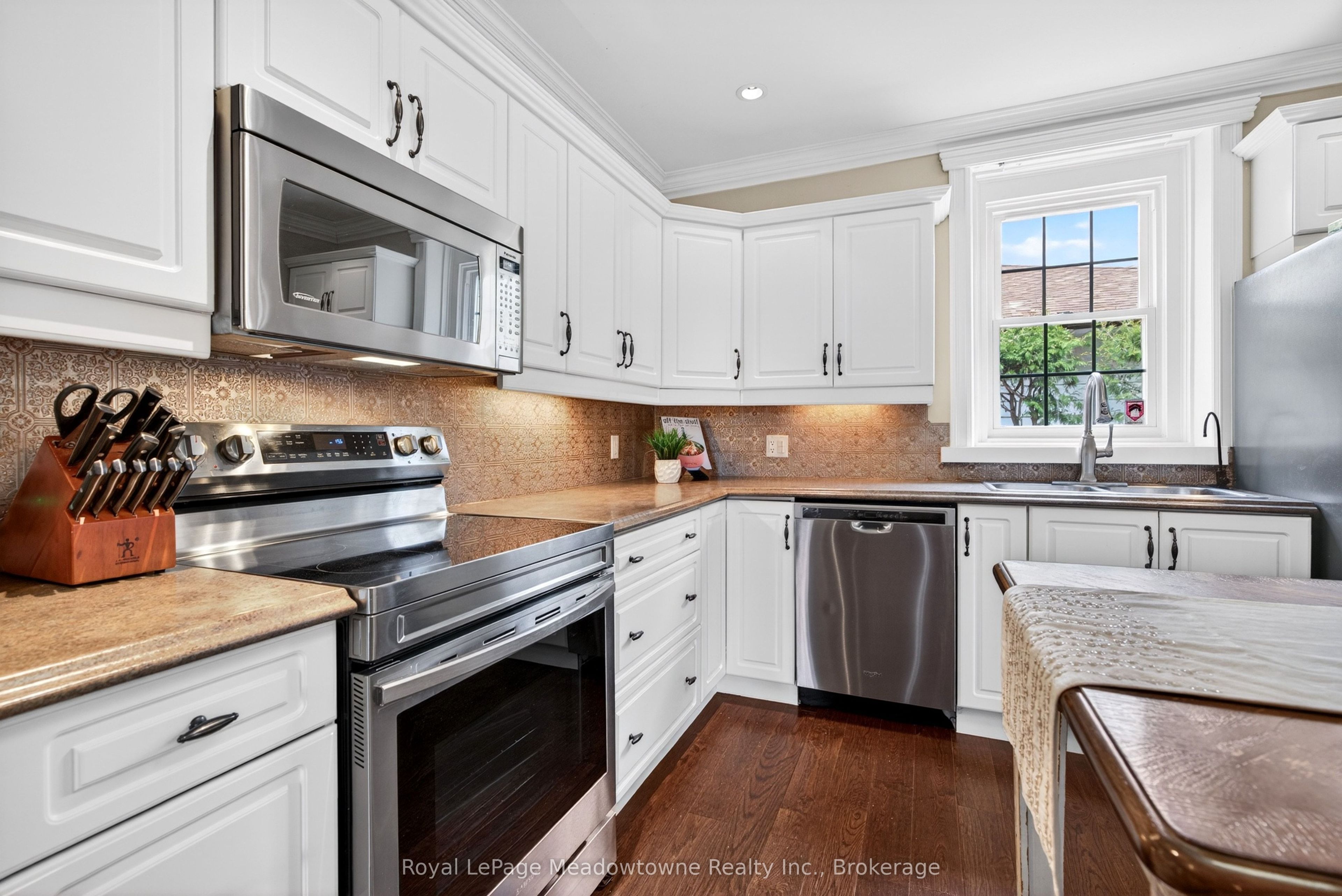 53 Campbell Avenue E Property Photo 11