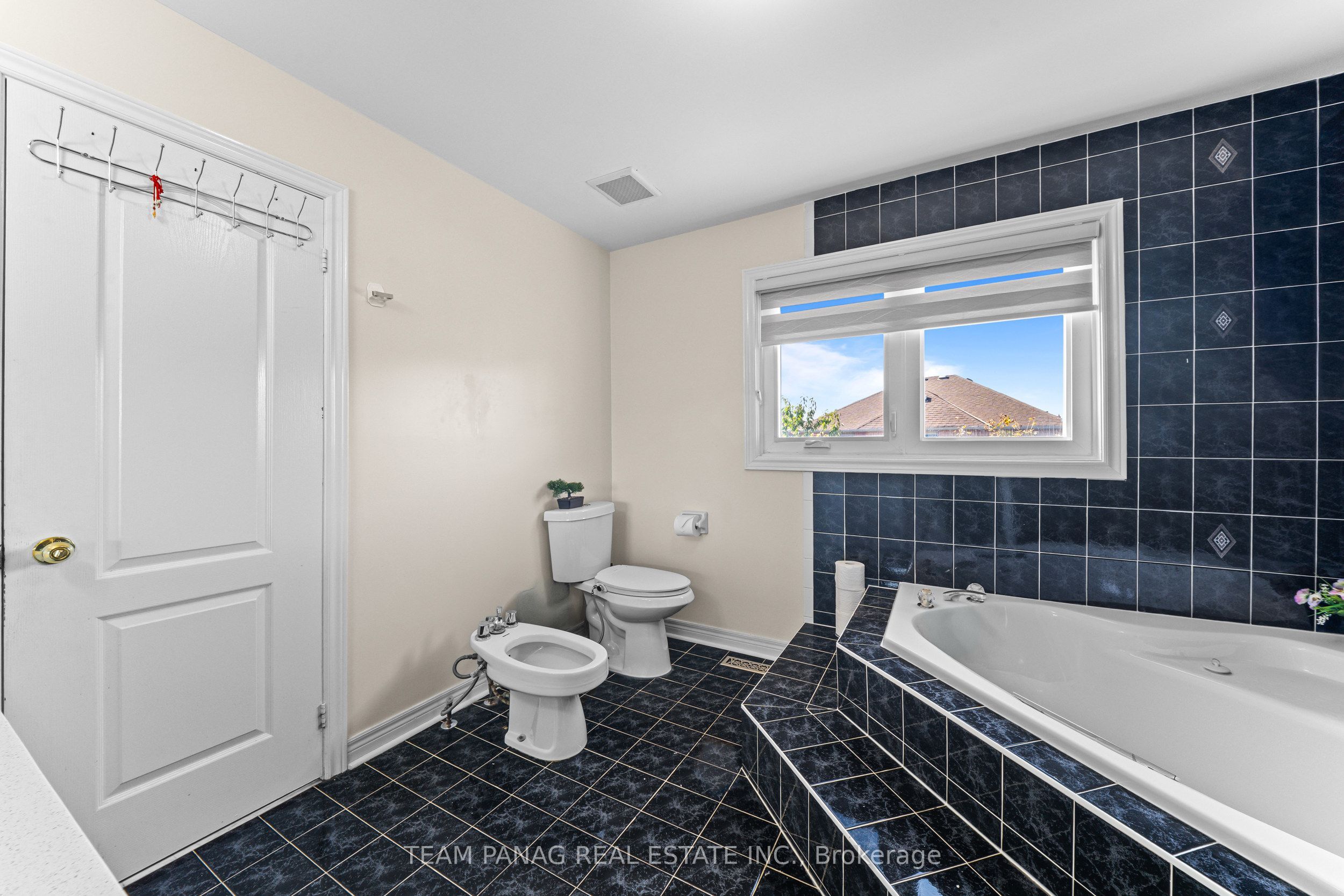 202 Fernforest Drive Property Photo 29