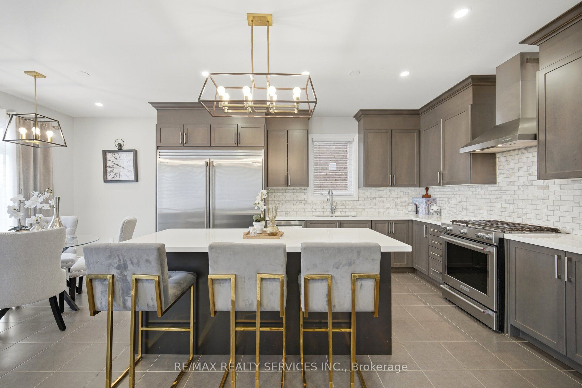 152 Newhouse Boulevard Property Photo 2