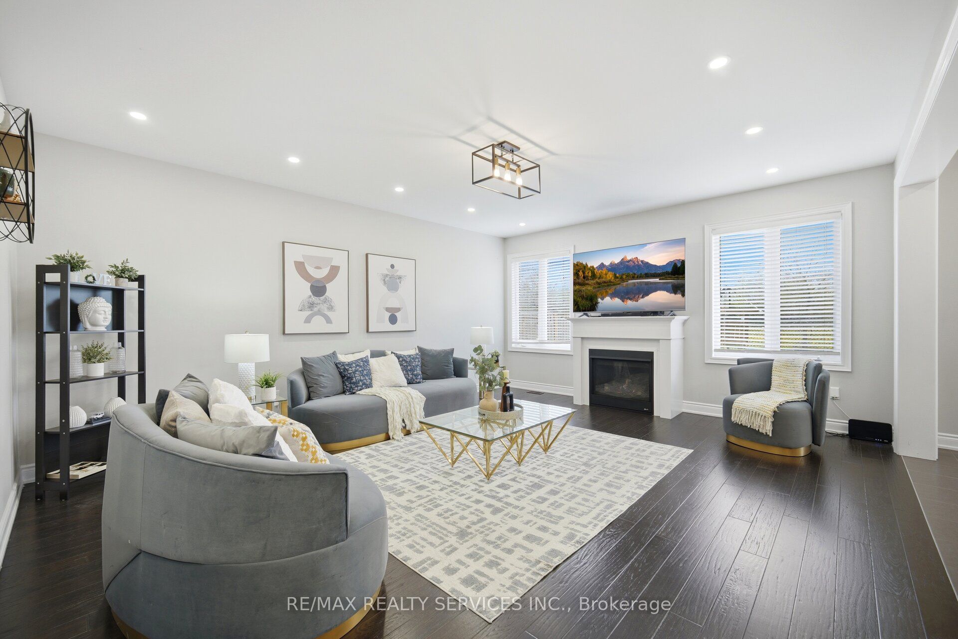 152 Newhouse Boulevard Property Photo 3