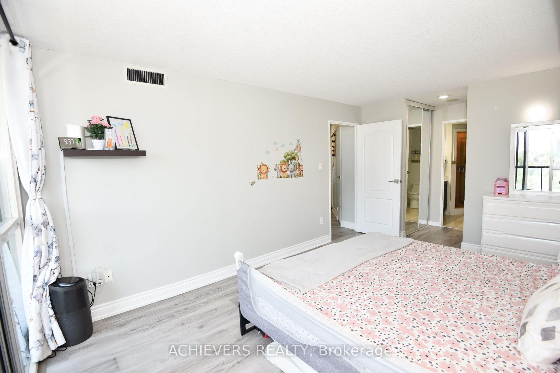 W14110996 Property Photo 22