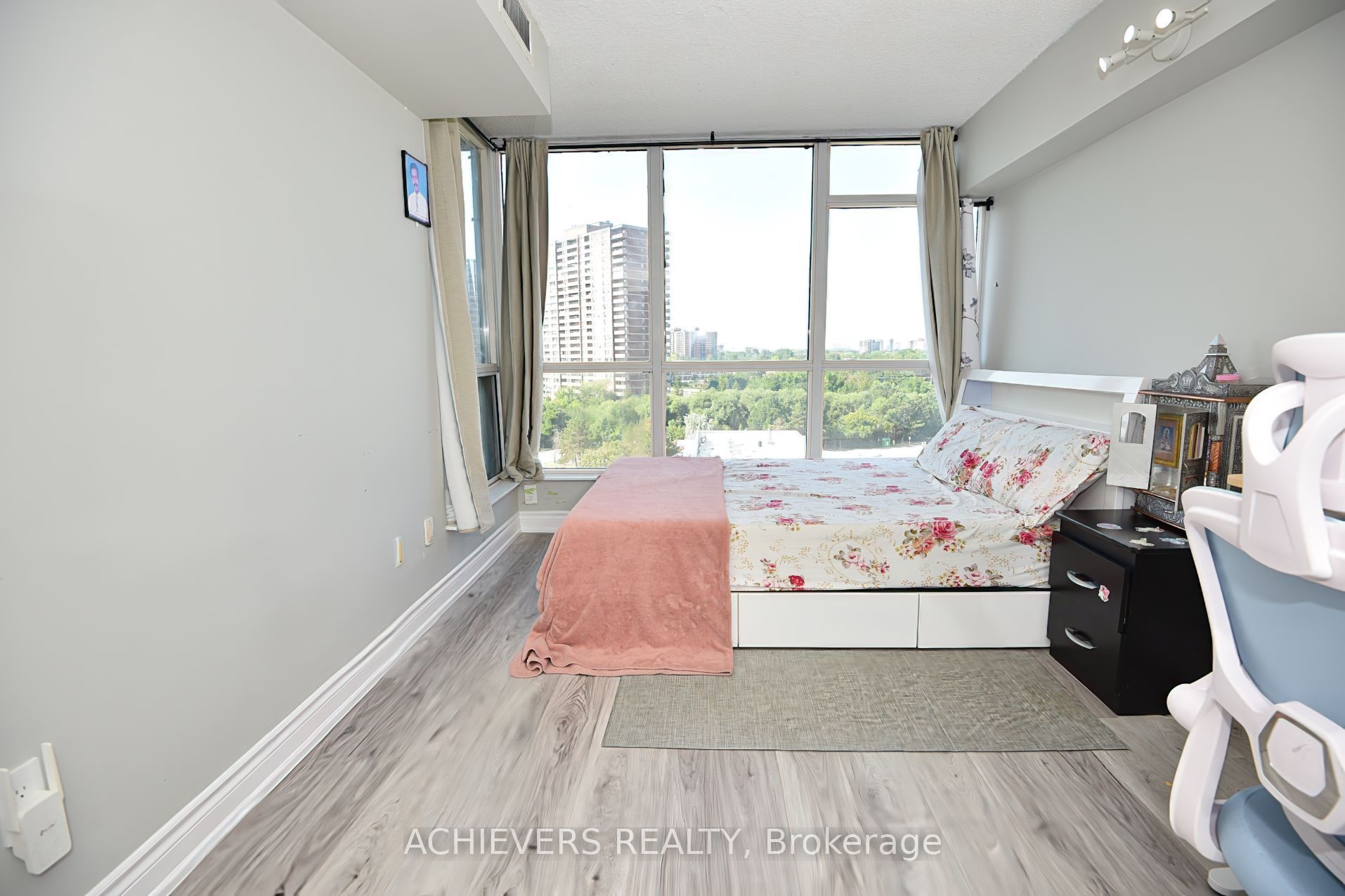 W14110996 Property Photo 28